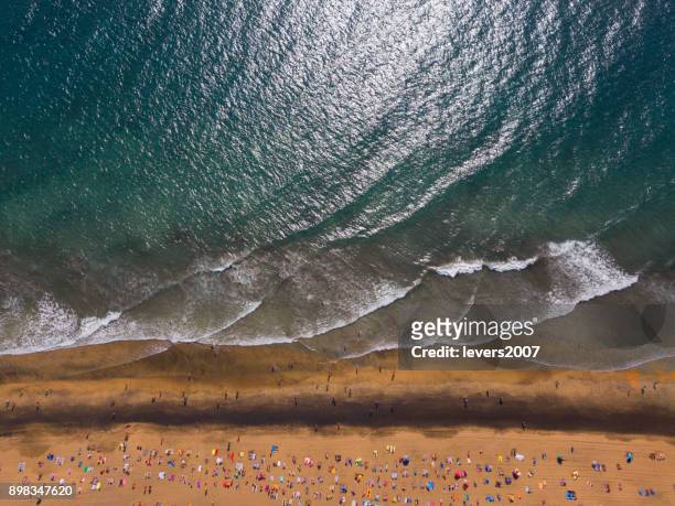 vista aérea de una playa llena de gente en un día soleado - octocóptero fotografías e imágenes de stock
