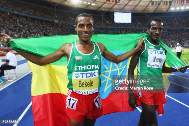 Kenenisa Bekele of Ethiopia celebrates winning the gold medal in the men's 10,000 Metres Final during day three of the 12th IAAF World Athletics...