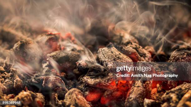 red hot embers - mode de cuisson des aliments photos et images de collection