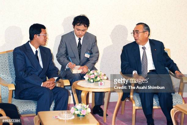 People's Republic of Kampuchea Prime Minister Hun Sen talks with New Komeito leader Koshiro Ishida during their meeting on June 21, 1992 in Tokyo,...