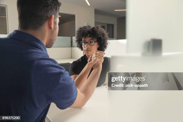 arm wrestle - femme entre deux hommes photos et images de collection