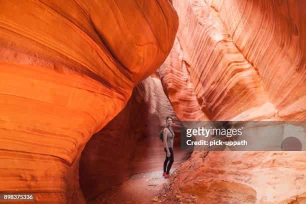 woman hiking slot canyon - canyon utah imagens e fotografias de stock
