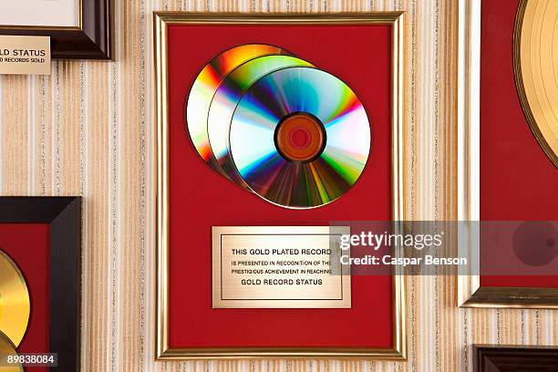 gold compact disc award - gold plaque stockfoto's en -beelden