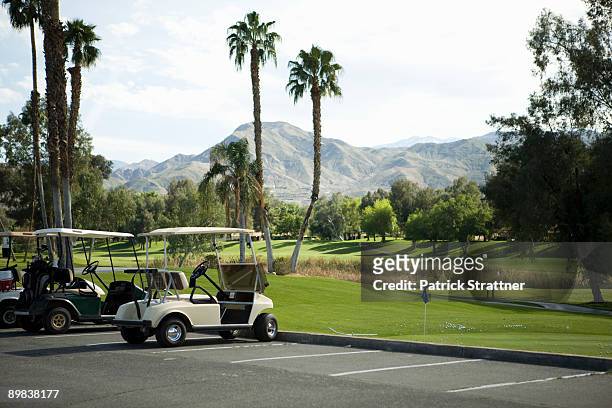 golf carts parked at a golf club, palm springs, california, usa - golf clubhouse stockfoto's en -beelden