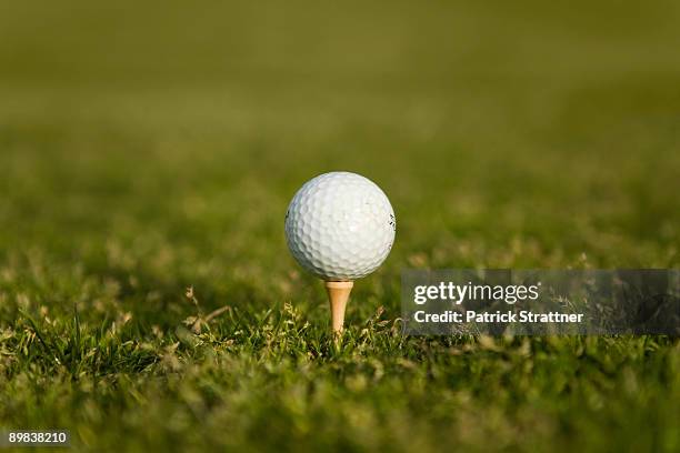 golf ball on a tee - tee sports equipment fotografías e imágenes de stock