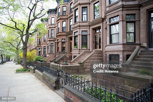 brownstone townhouses, brooklyn, new york city - row house fotografías e imágenes de stock