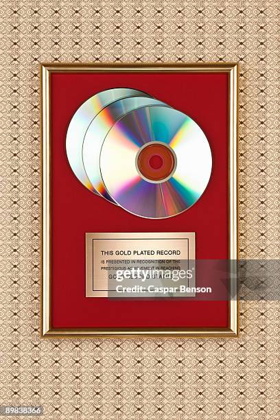 gold compact disc award - gold plaque stockfoto's en -beelden