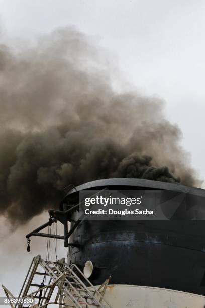 Hot Rails Smoke Cleveland Engine Photos and Premium High Res Pictures - Getty Images