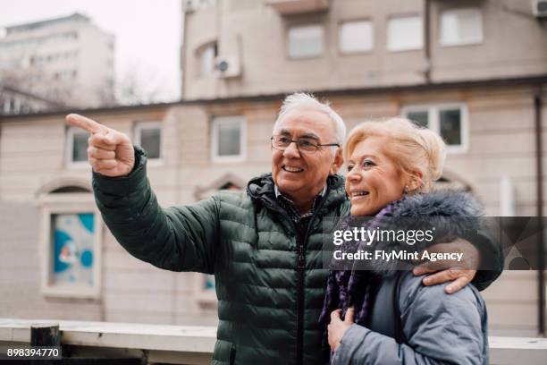 couple de personnes âgées heureux marche et découverte de la ville - doigt levé photos et images de collection