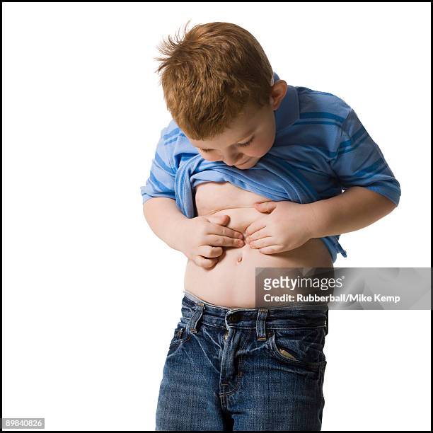 boy looking at his belly button - male belly button 個照片及圖片檔