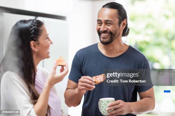 couple eating toast and talking - pazifikinsulaner stock-fotos und bilder