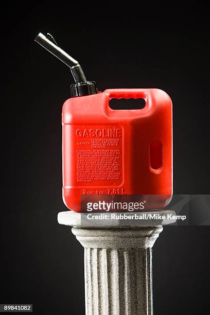 gas can on a pedestal - jerrican photos et images de collection