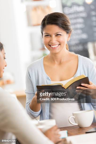 mulher asiática estuda a bíblia com a amiga - smiling jesus - fotografias e filmes do acervo