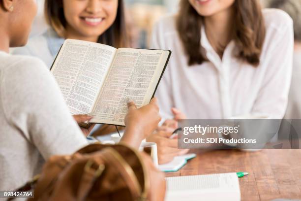 vrouwen nemen in bijbelstudie - bible stockfoto's en -beelden