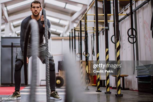 cuerda de batalla - crossfit fotografías e imágenes de stock