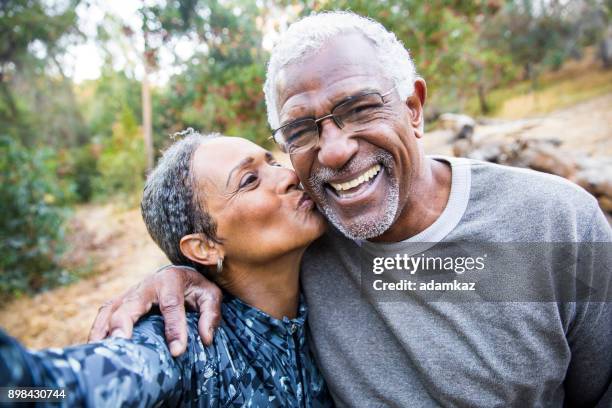 年長的黑人夫婦在運動中服用自拍