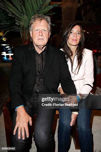 Gunter Gabriel and Evelyn attend the German premiere of Horst Schlaemmer's "Isch Kandidiere!" at the Sony Center CineStar on August 17, 2009 in...