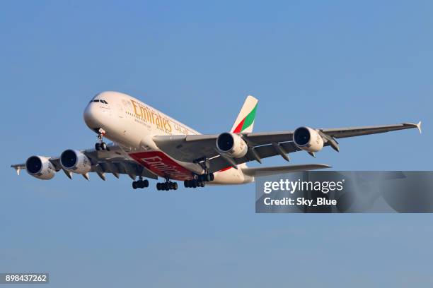 a380 van emirates - airbus a380 stockfoto's en -beelden