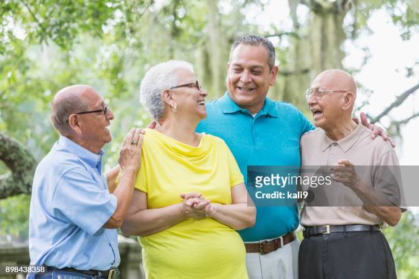 -mehrgenerationen hispanischen familie, 90 jahre alt - 40 year old man stock-fotos und bilder