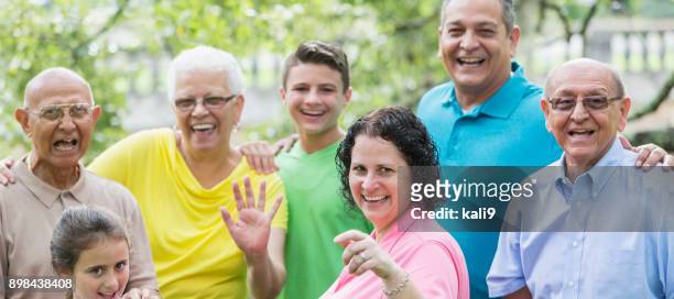 multi generatie hispanic familie, 90 jaar oud - 75 year old pensioners stockfoto's en -beelden