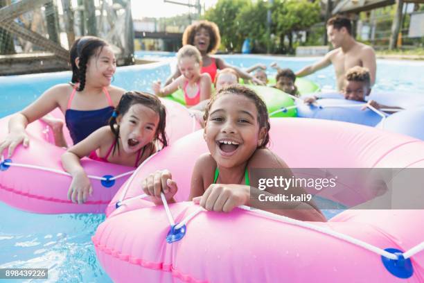 multi-ethnischen kinder, spaß am fluß im wasserpark - girls and boys playing in waterpark stock-fotos und bilder