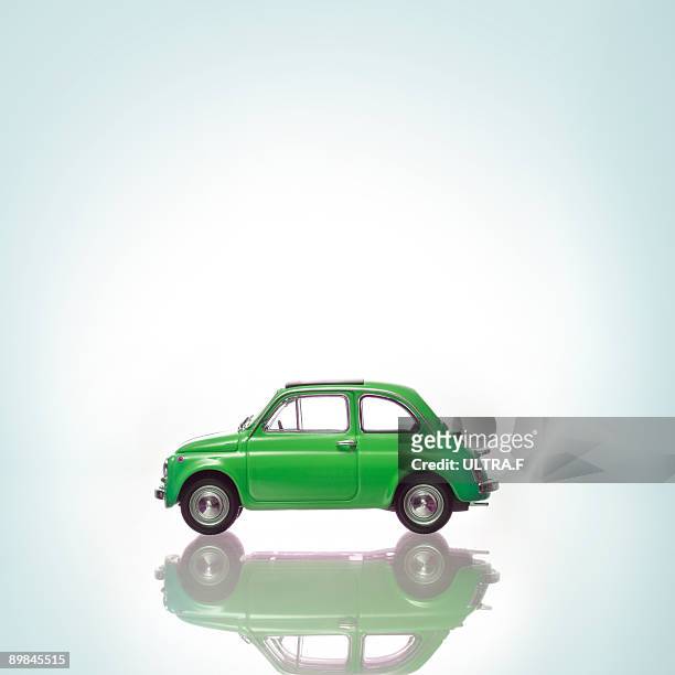 a green car. - toy car 個照片及圖片檔