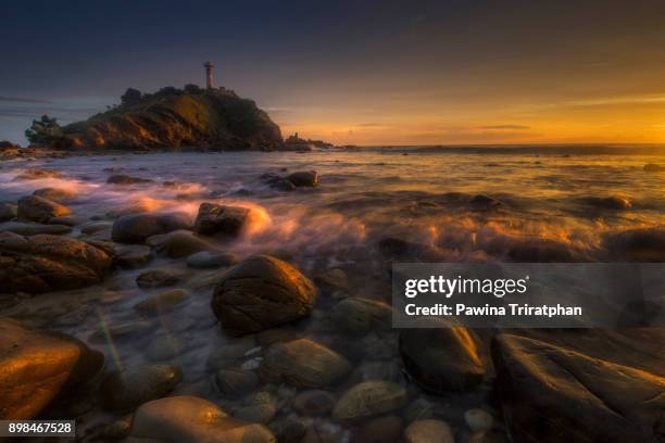 sea wave in the evening at lighthouse of koh lanta, krabi - remo de punta fotografías e imágenes de stock