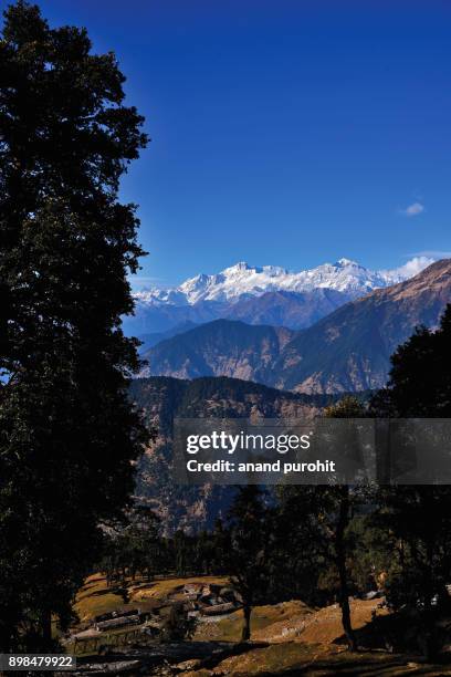 chopta, tungnath-chandrashila trek, uttarakhand, india, panoramic view of the himalayan peaks like kedarnath, meru, sumeru, ganesh parwat, chaukhamba, bandarpunch, nilkantha, trishul, nanda devi. - meru filme stock-fotos und bilder