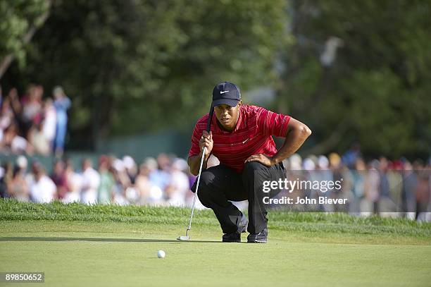 Championship: Tiger Woods lining up putt during Sunday play at Hazeltine National GC. Chaska, MN 8/16/2009 CREDIT: John Biever