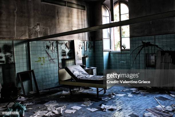 abandoned mad house ; manicomio abbandonato - hôpital psychiatrique photos et images de collection