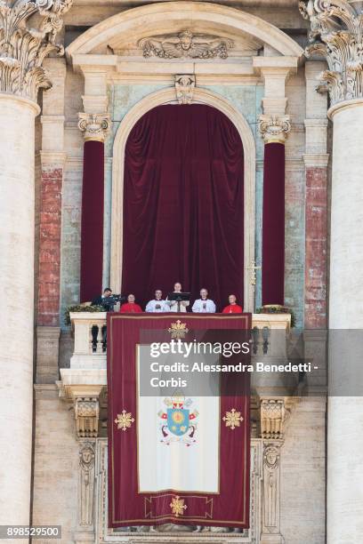 Pope Francis delivers his Christmas 'Urbi et Orbi' blessing message from the central balcony of St Peter's Basilica on December 25, 2017 in Vatican...