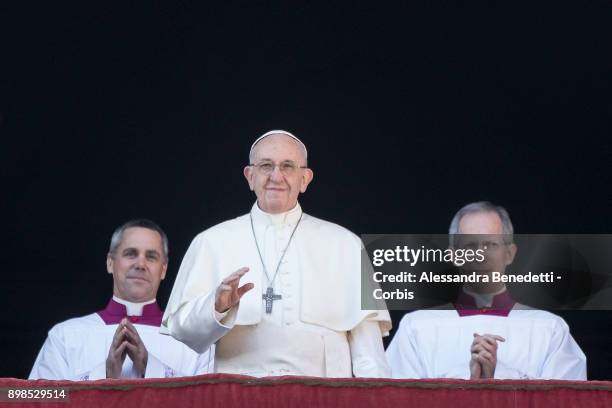 Pope Francis delivers his Christmas 'Urbi et Orbi' blessing message from the central balcony of St Peter's Basilica on December 25, 2017 in Vatican...