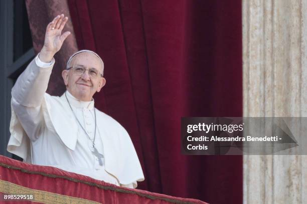 Pope Francis delivers his Christmas 'Urbi et Orbi' blessing message from the central balcony of St Peter's Basilica on December 25, 2017 in Vatican...