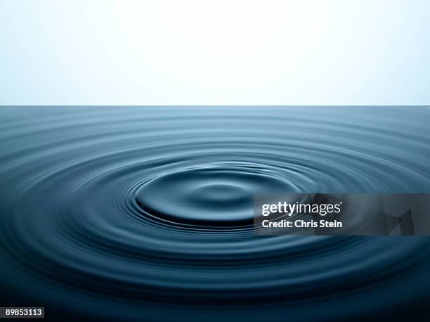 water ripples in a pool of water - rippled 個照片及圖片檔