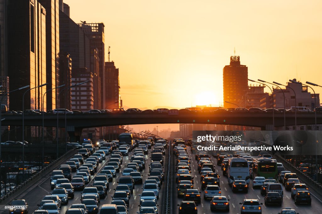 Atasco de tráfico ciudad al atardecer