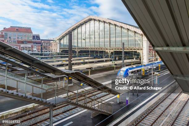 lille flandres railway station france - train france stock pictures, royalty-free photos & images
