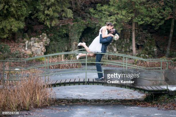 幸福的親吻新婚夫婦站在冰凍的湖面 - kemter 個照片及圖片檔