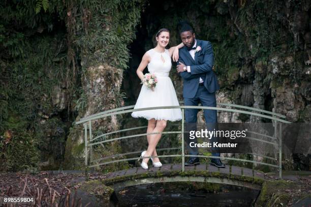 幸福微笑的新婚夫婦站在一座小橋上 - kemter 個照片及圖片檔