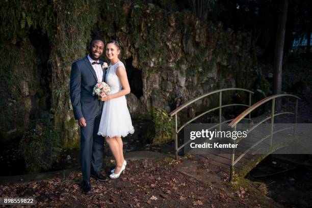 幸福微笑的新婚夫婦站在一座小橋旁 - kemter 個照片及圖片檔