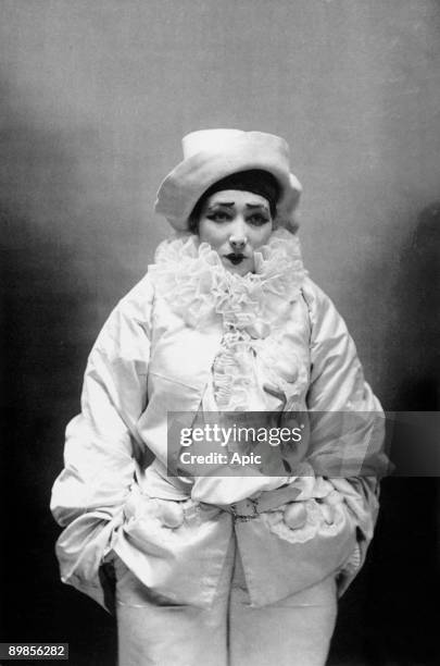 Comedian Sarah Bernhardt in play Pierrot assassin in 1883, photo by Nadar