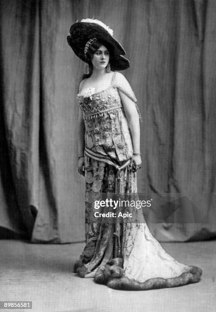 French comedian Marie-Louise Derval as Ginevra in play "La Beffa", Paris, photo from french paper "Le Theatre" March 1910