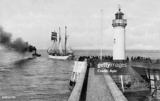 Fecamp : the pier and the lighthouse, departure for fishing in Newfoundland, postcard, 1912