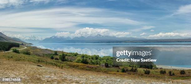 the amazing view lake pukaki near mount cook village in new zealand. - new zealand snow stock-fotos und bilder