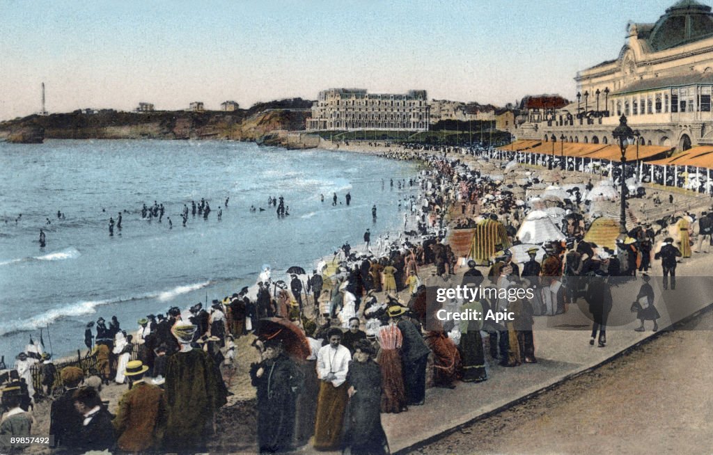 Biarritz (France) : the great beach, the casino and hotel du Palais, postcard, c. 1900