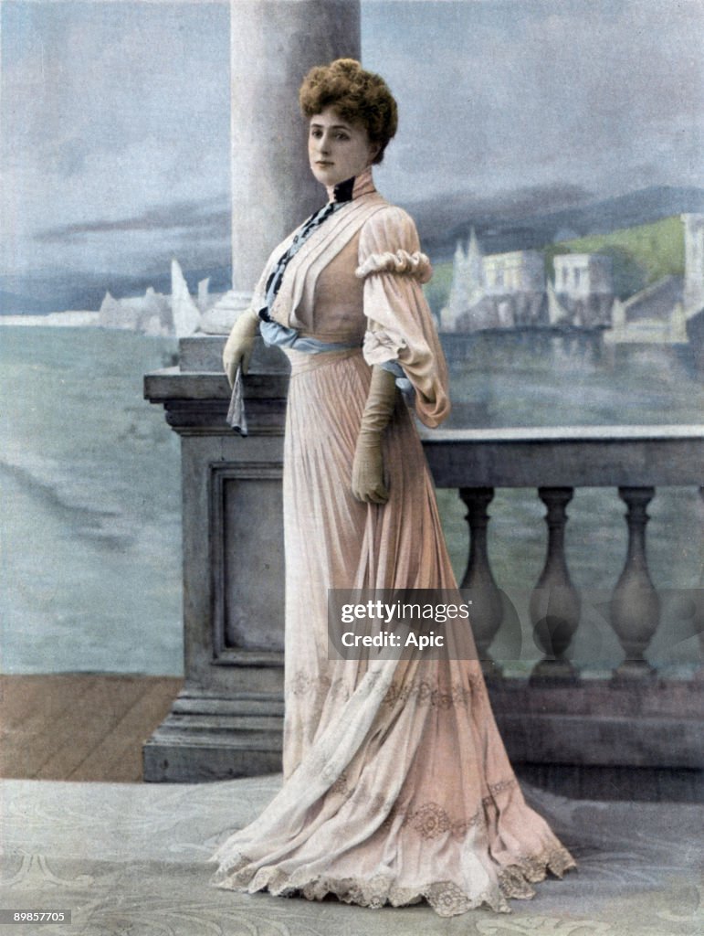French comedian Leonie Yahne, photo from french paper "Le Theatre" june 11, 1903