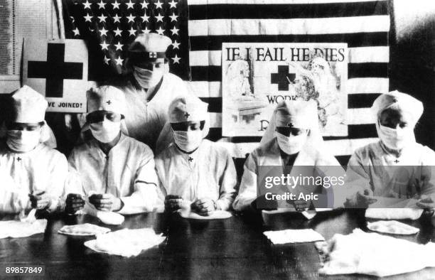Red Cross volunteers fighting against the spanish flu epidemy in United States in 1918