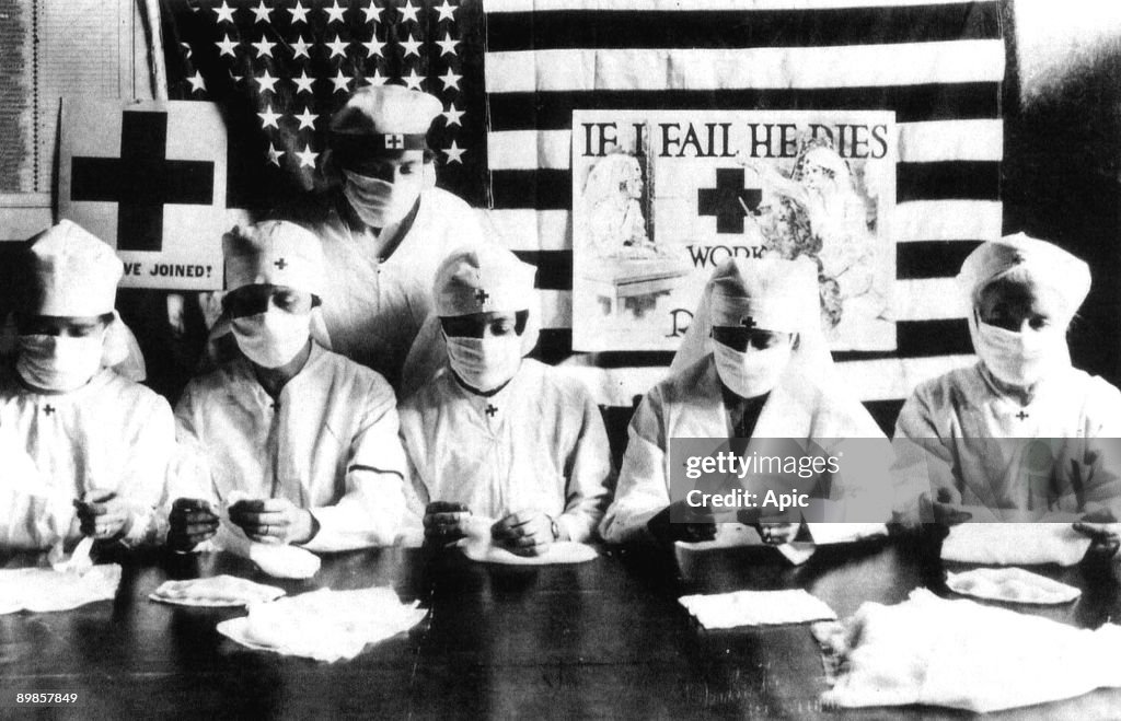 Red Cross volunteers fighting against the spanish flu epidemy in United States in 1918