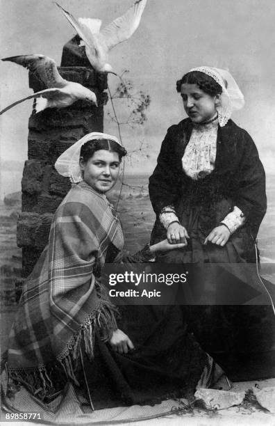 Traditionnal costums of Perros Guirec et Ploumanach postcard, c. 1909