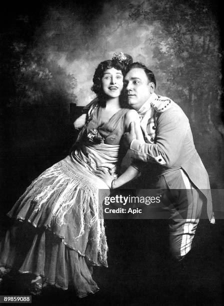 Geraldine Farrar as Carmen and Caruso as Don Jose pose peacefully together in the Metropolitan Opera 's 1914 Carmen