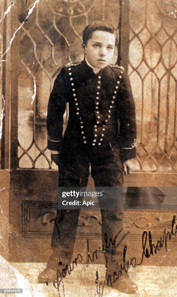 Charlie Chaplin (1889-1977) has the age of 16 taking the role of Billy in the resumption of the play "Sherlock Holmes" in 1905 - Charlie Chaplin 16 at casting Billy in play "Sherlock Holmes" in 1905